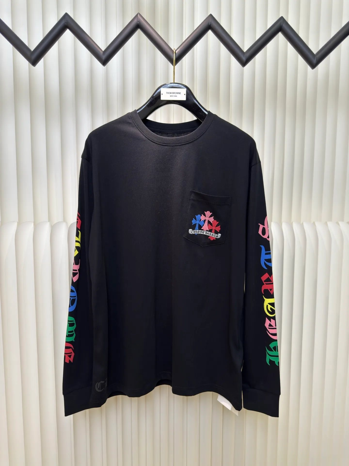 P300 Chrome Heart Miami limited color cross long sleeves. The fabric is made of 26-woven 220g cotton. The printing uses high-temperature ink printing technology, and the color of the printing area is extremely complex. Size S M L